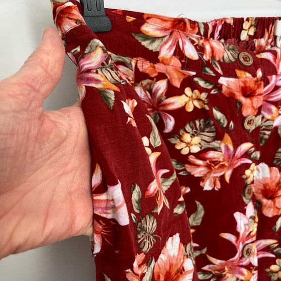 5/20$ Garage Floral Skirt with Red and Orange Blooms with pockets size large - Picture 3 of 5